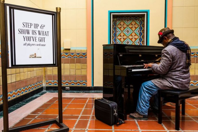 Union station piano player